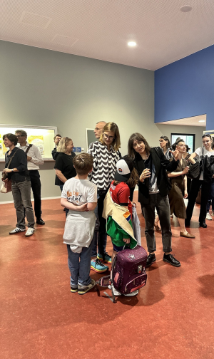 Stef Heidhues im Gespräch mit Kindern